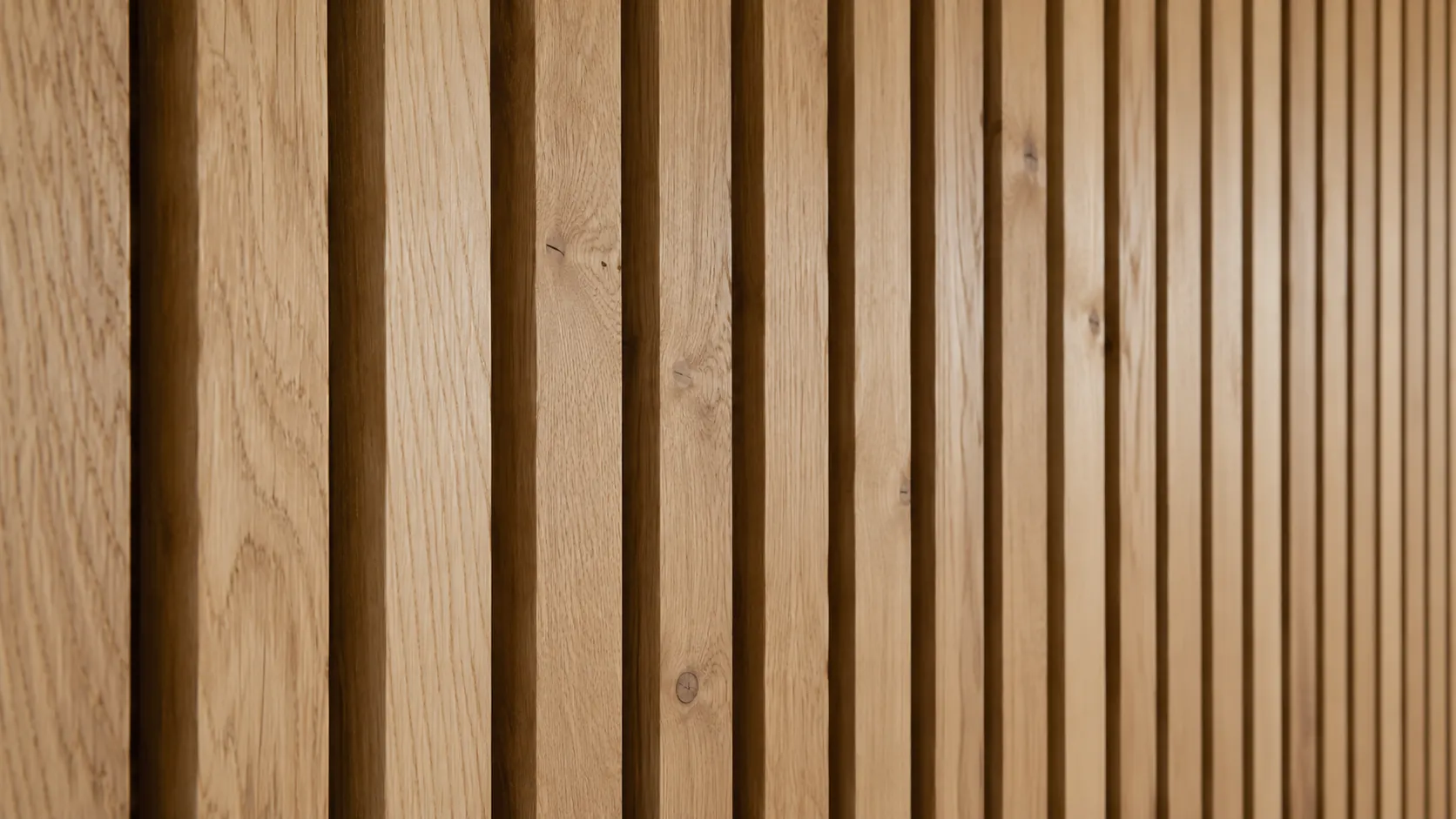 Tablas de madera verticales en un muro interior seco
