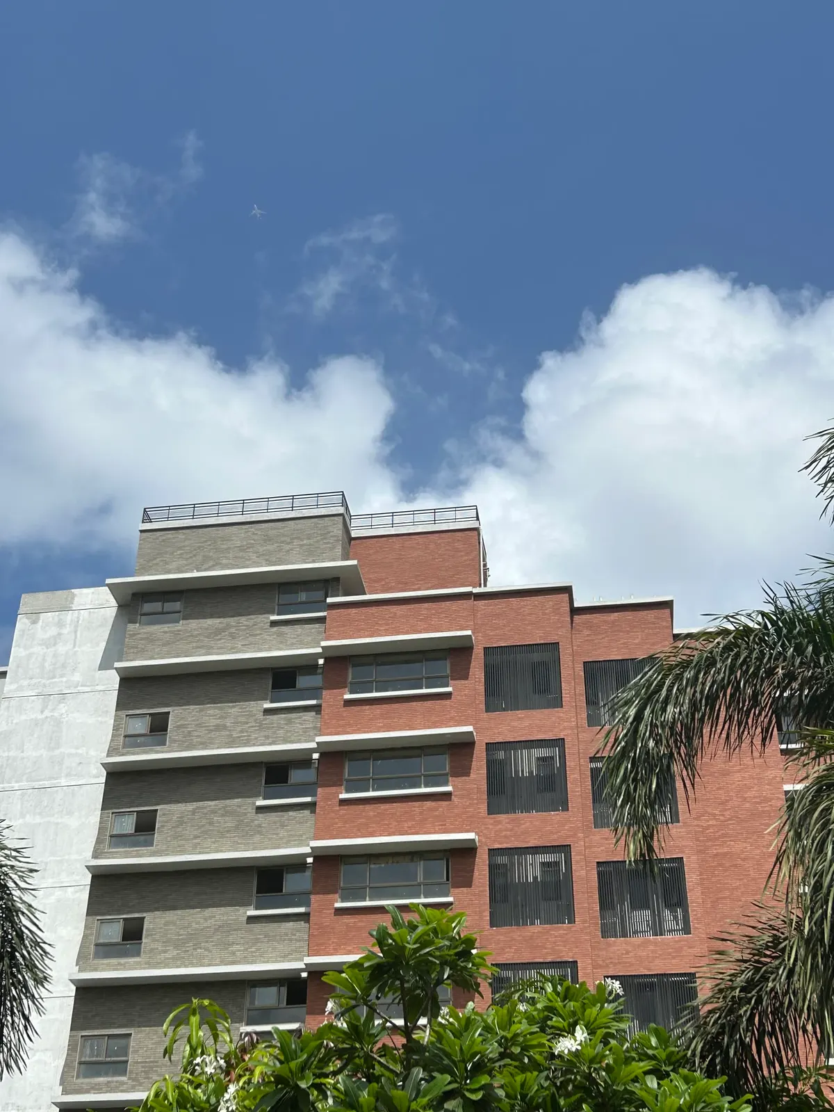 Otro ángulo de la misma piel ligera sobre un volumen residencial