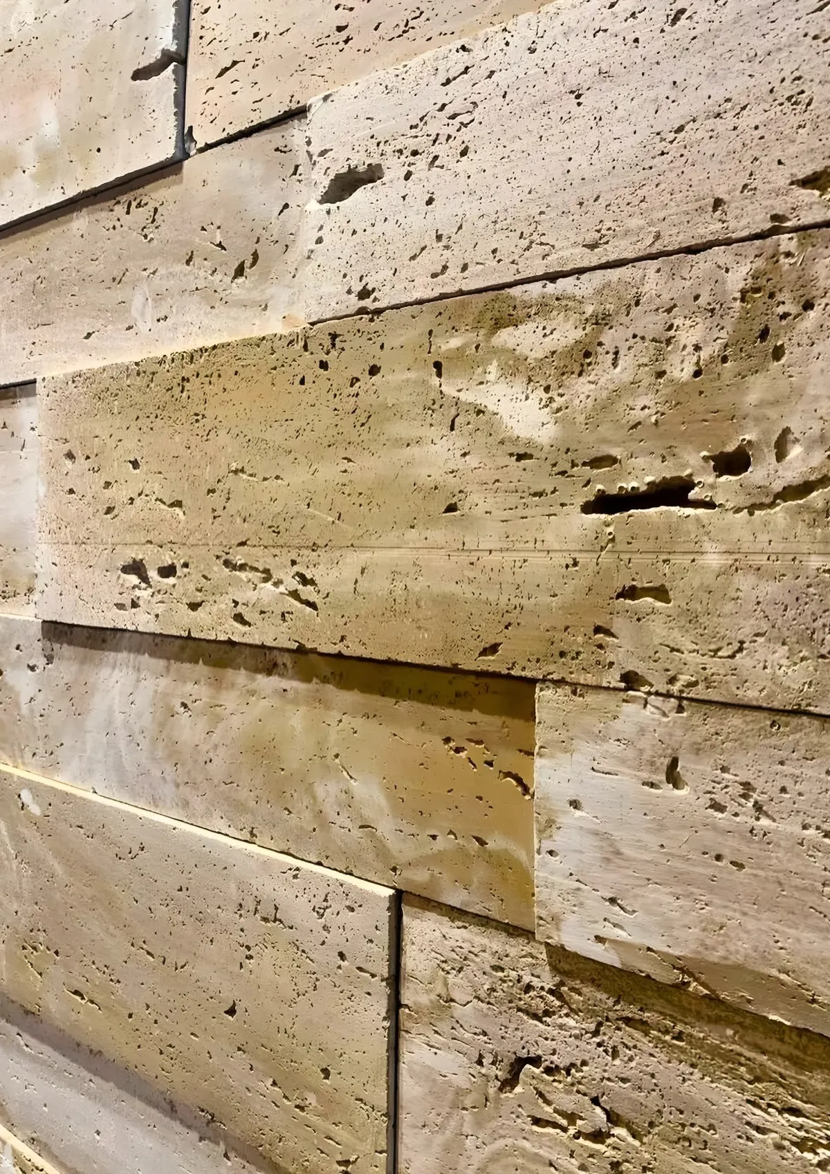 Paño de piedra flexible instalado en un muro de muestra
