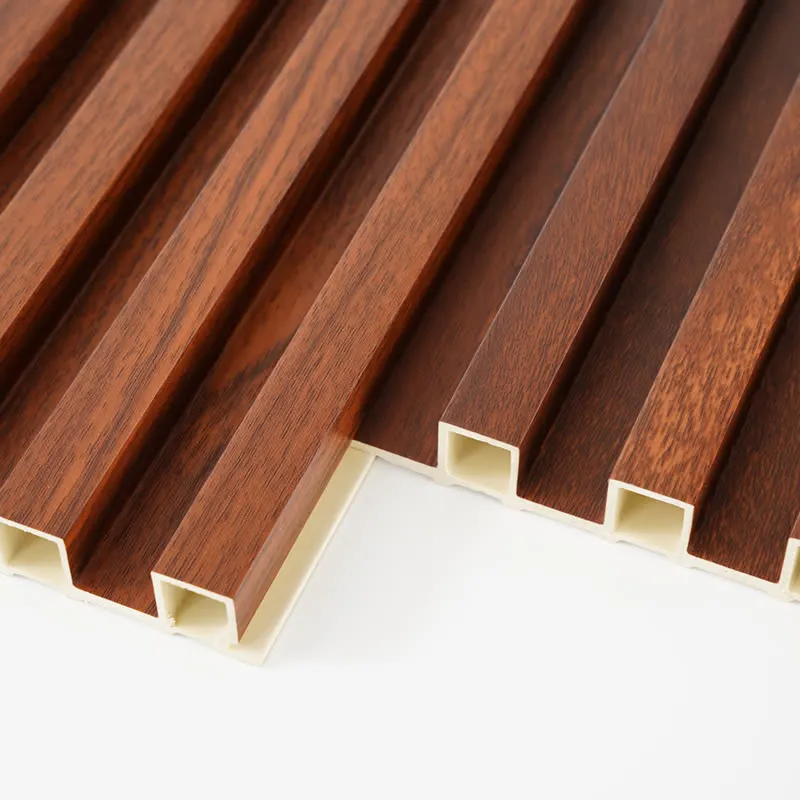 Detalle de panel de listón de madera tecnológica en un paño instalado
